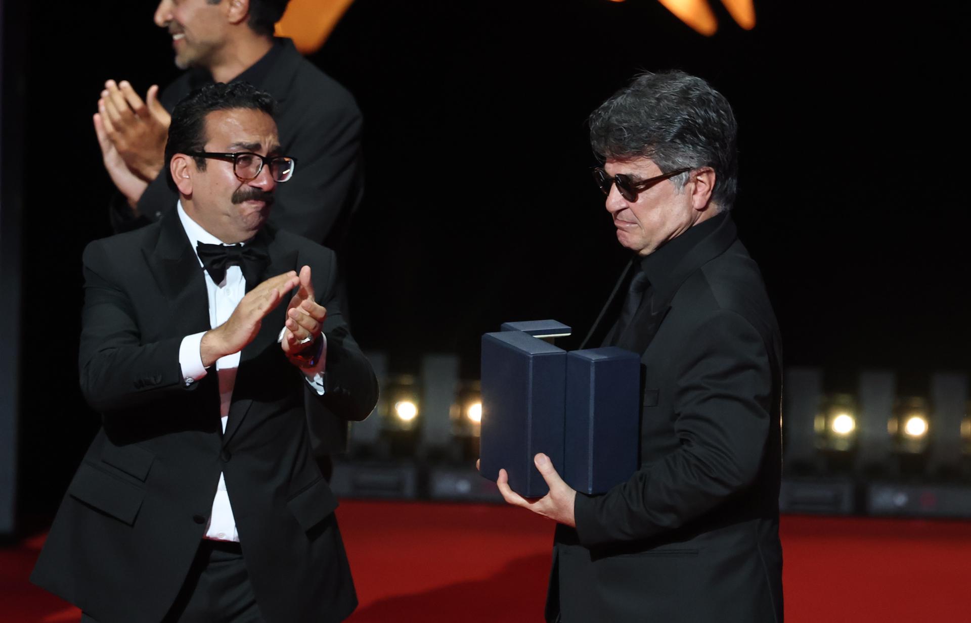 El director iraní Jafar Panahi (derecha) recibe la Palma de Oro de la 78 edición del Festival de Cine de Cannes por su película 'Un simple accident' ('Un simple accidente'. EFE/EPA/MOHAMMED BADRA