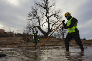 Agentes de la Guardia Civil durante la búsqueda de desaparecidos por la dana. EFE/ Kai Forsterling