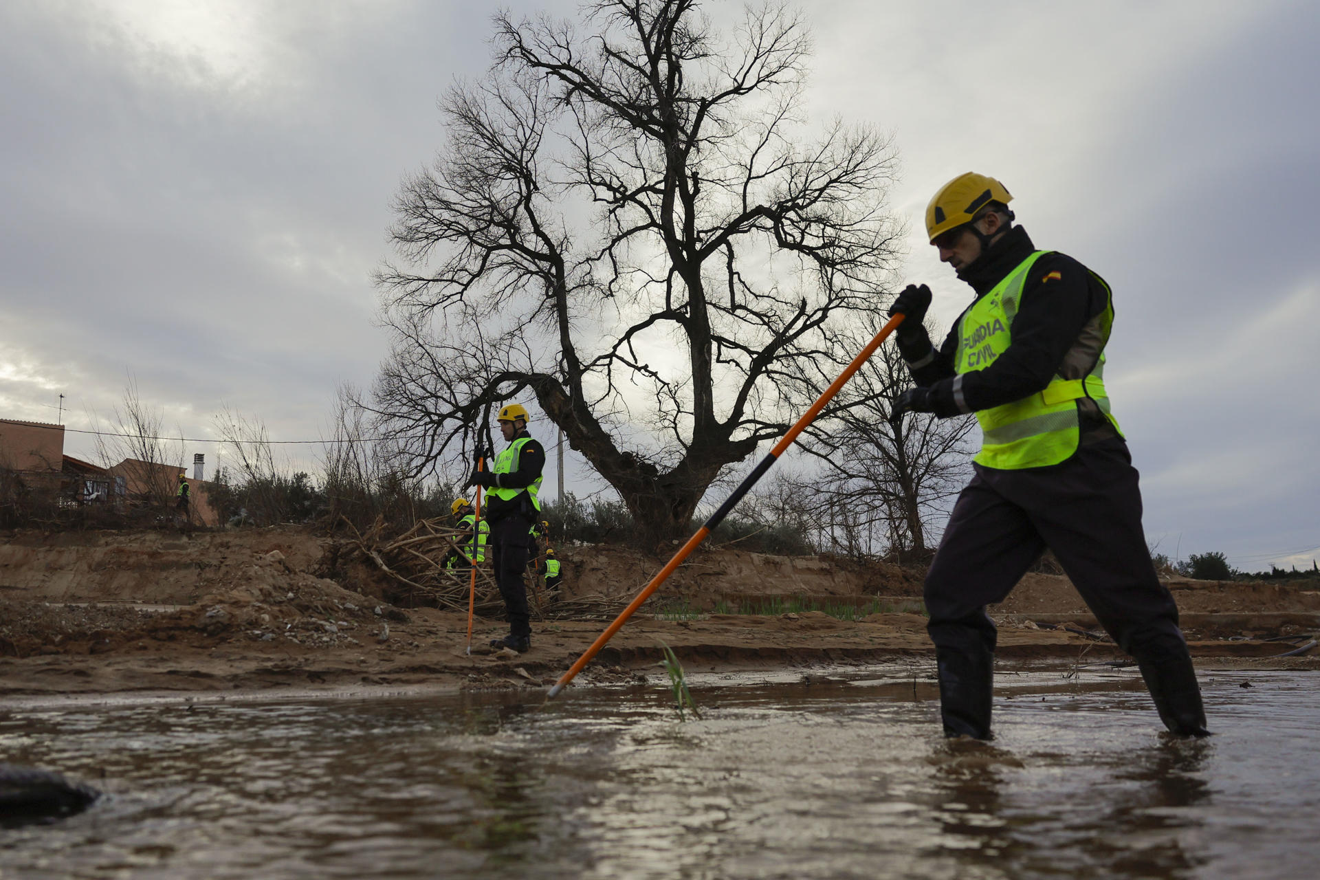 Agentes de la Guardia Civil durante la búsqueda de desaparecidos por la dana. EFE/ Kai Forsterling