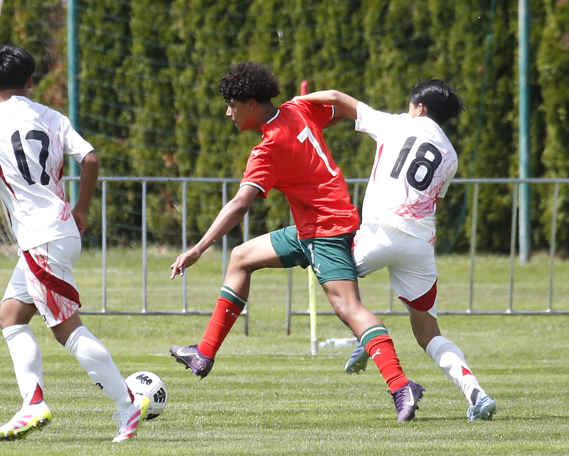 El portugués Cristiano Ronaldo Junior (D) en acción contra el japonés Haru Tsushima durante el partido entre Portugal y Japón en el torneo juvenil Sub-15 en Croacia. Cristiano Ronaldo Junior, hijo de Cristiano Ronaldo, forma parte de la selección portuguesa que participa en el torneo. EFE/EPA/ANTONIO BAT