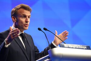 Singapore (Singapore), 30/05/2025.- French President Emmanuel Macron delivers his keynote address during the International Institute for Strategic Studies (IISS) Shangri-la Dialogue Defence Summit in Singapore, 30 May 2025. Defense ministers and officials from 47 countries are gathered in the city state for the IISS Shangri-la Dialogue, an annual high level defence summit in the Asia Pacific region. (Singapur) EFE/EPA/HOW HWEE YOUNG