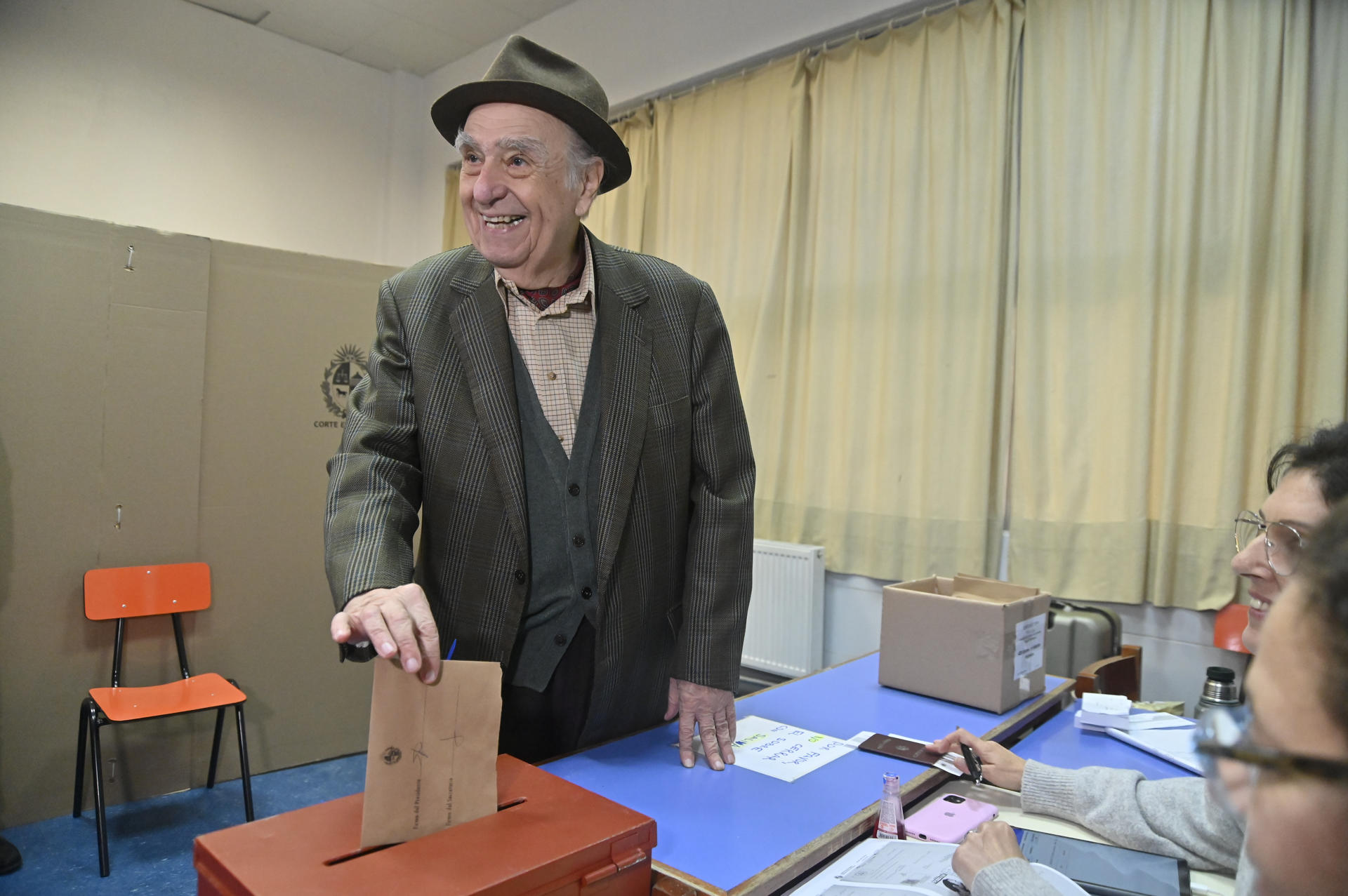 El expresidente de Uruguay Julio María Sanguinetti vota para elecciones departamentales y municipales este domingo, en Montevideo (Uruguay). EFE/ STR