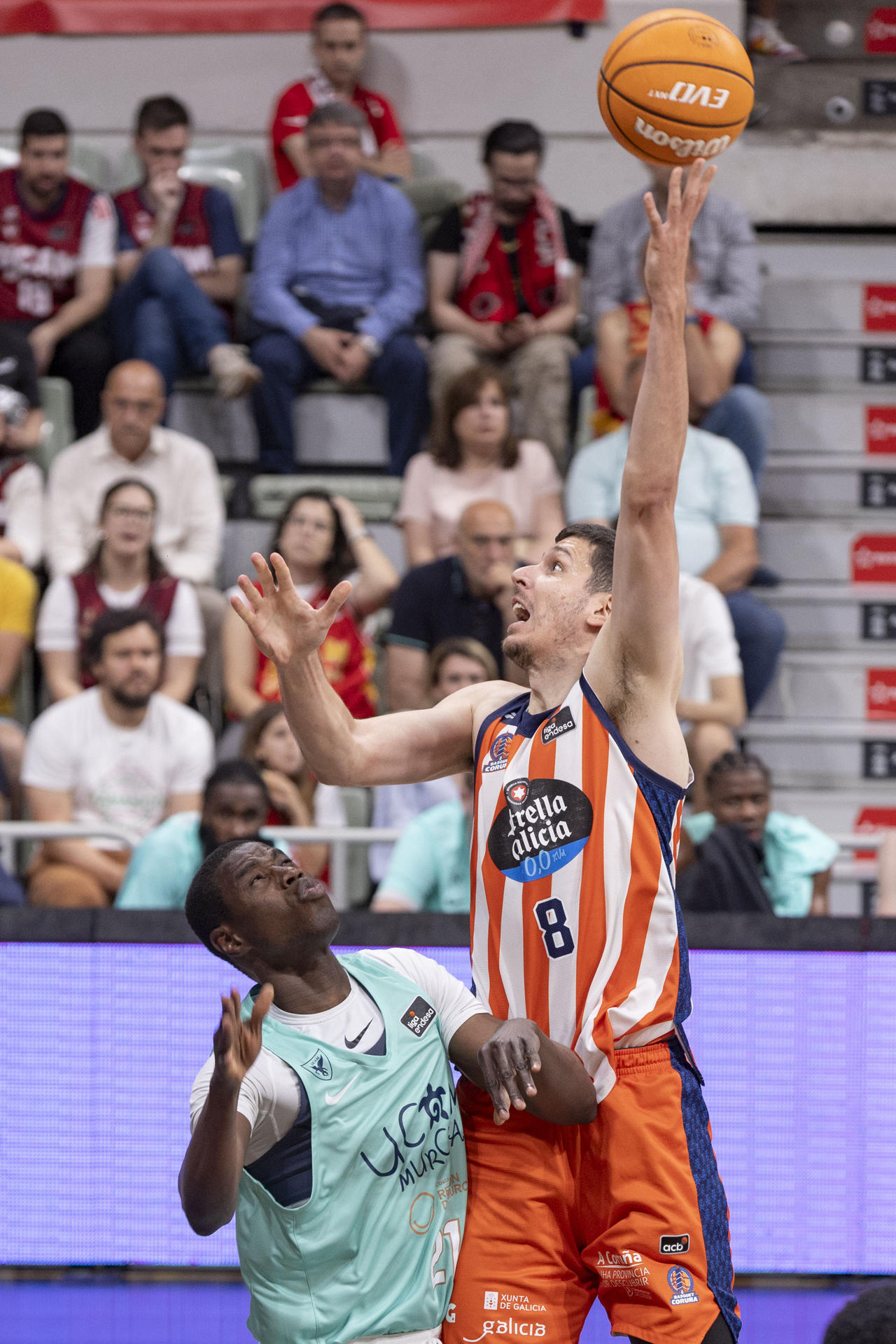 El pívot serbio de Leyma Coruña Goran Huskic (d) lanza a canasta ante la presión del pívot de UCAM Murcia Moussa Diagne (i) durante el partido de la trigésima tercera jornada de la liga Endesaen el Palacio de los Deportes de Murcia. EFE/Marcial Guillén