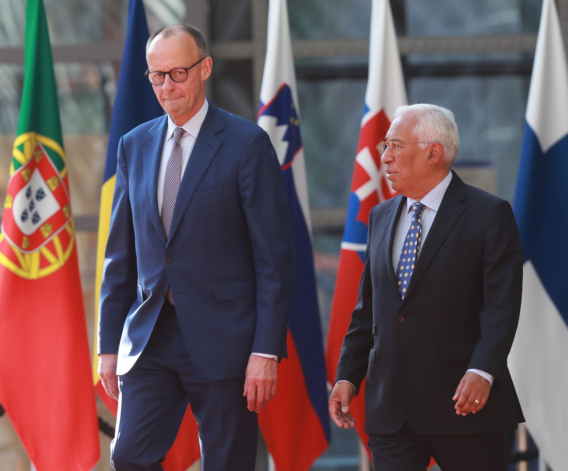 El presidente del Consejo Europeo, Antonio Costa (D), da la bienvenida al canciller alemán, Friedrich Merz (I), antes de una reunión en Bruselas, el 9 de mayo de 2025. EFE/EPA/OLIVIER HOSLET