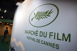 Un hombre pasa por el logotipo del centro de negocios del Festival de Cannes durante el 78º Festival anual de Cine de Cannes, en Cannes, Francia, 14 de mayo de 2025. EFE/SEBASTIEN NOGIER