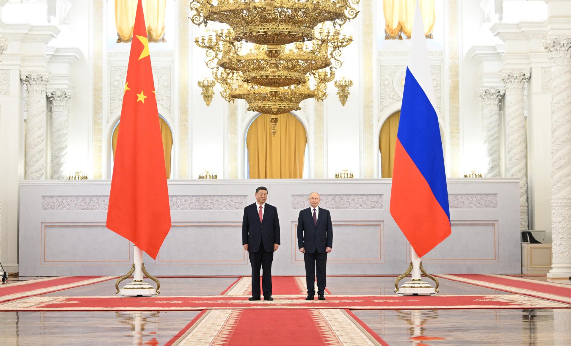 Imagen distribuida por la Agencia de fotografía RIA Novosti muestra al presidente ruso, Vladimir Putin ,(D) y al presidente chino, Xi Jinping, este jueves en el Kremlin. EFE/EPA/SERGEY BOBYLEV / HOST PHOTO AGENCY RIA NOVOSTI / DISTRIBUCIÓN SOLO PARA USO EDITORIAL/SIN VENTAS
////////// handout photo made available by Photo host Agency RIA Novosti shows Russian President Vladimir Putin (R) and China's President Xi Jinping attend a welcoming ceremony before their talks at the Kremlin in Moscow, Russia, 08 May 2025. Russia will mark the 80th anniversary of the victory in World War II over Nazi Germany and its allies on 09 May. (Alemania, Rusia, Moscú) EFE/EPA/SERGEY BOBYLEV / HOST PHOTO AGENCY RIA NOVOSTI / HANDOUT HANDOUT EDITORIAL USE ONLY/NO SALES