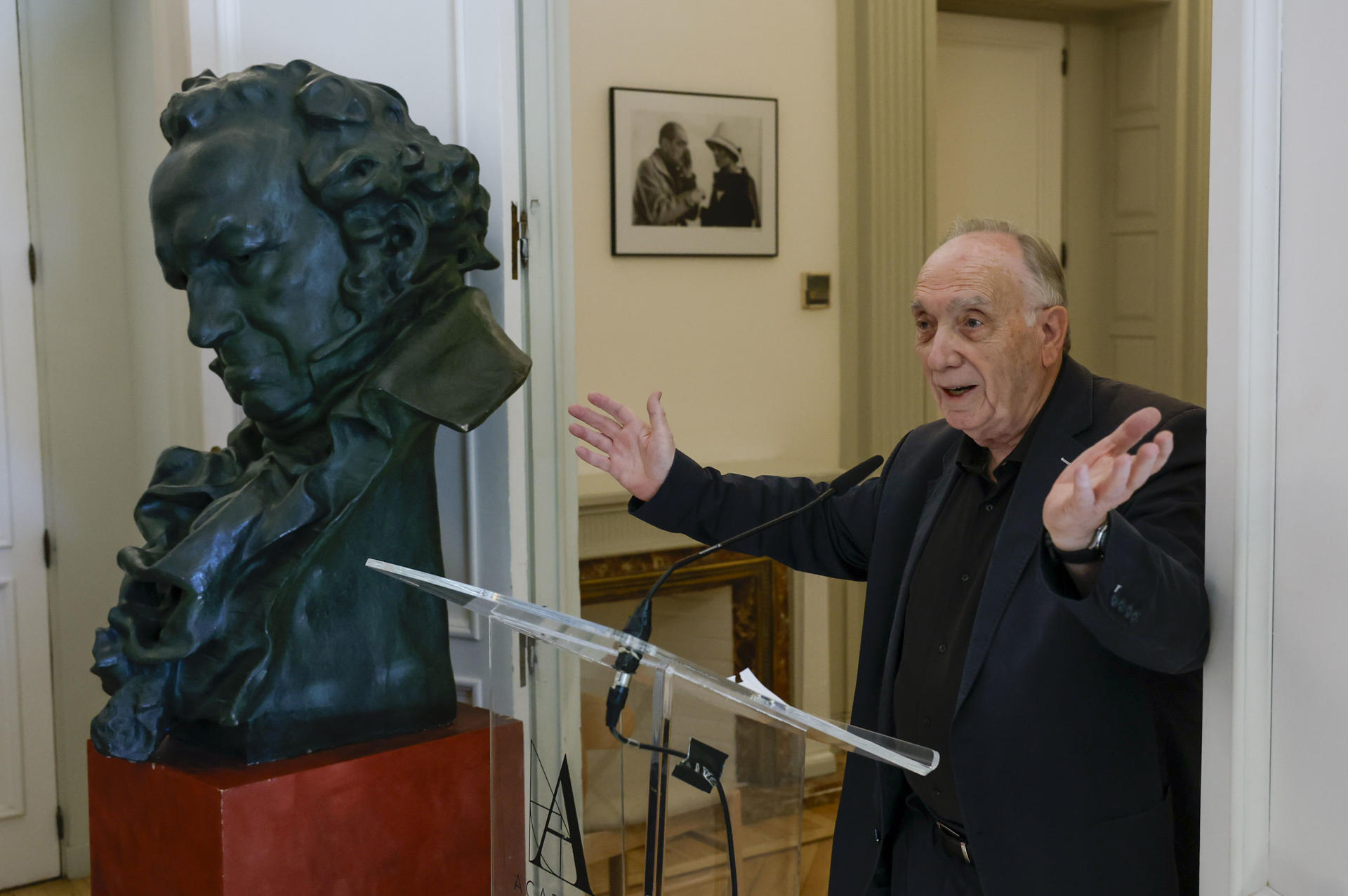 El presidente de la Academia de Cine, Fernando Méndez-Leite , anuncia que Barcelona será la ciudad que acogerá los Premios Goya 2026 durante una rueda de prensa este martes en Madrid. EFE/Juan Carlos Hidalgo