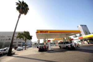 Fotografía de archivo de una estación de suministro de combustibles fósiles en Los Ángeles (California, EE.UU.). EFE/Andrew Gombert