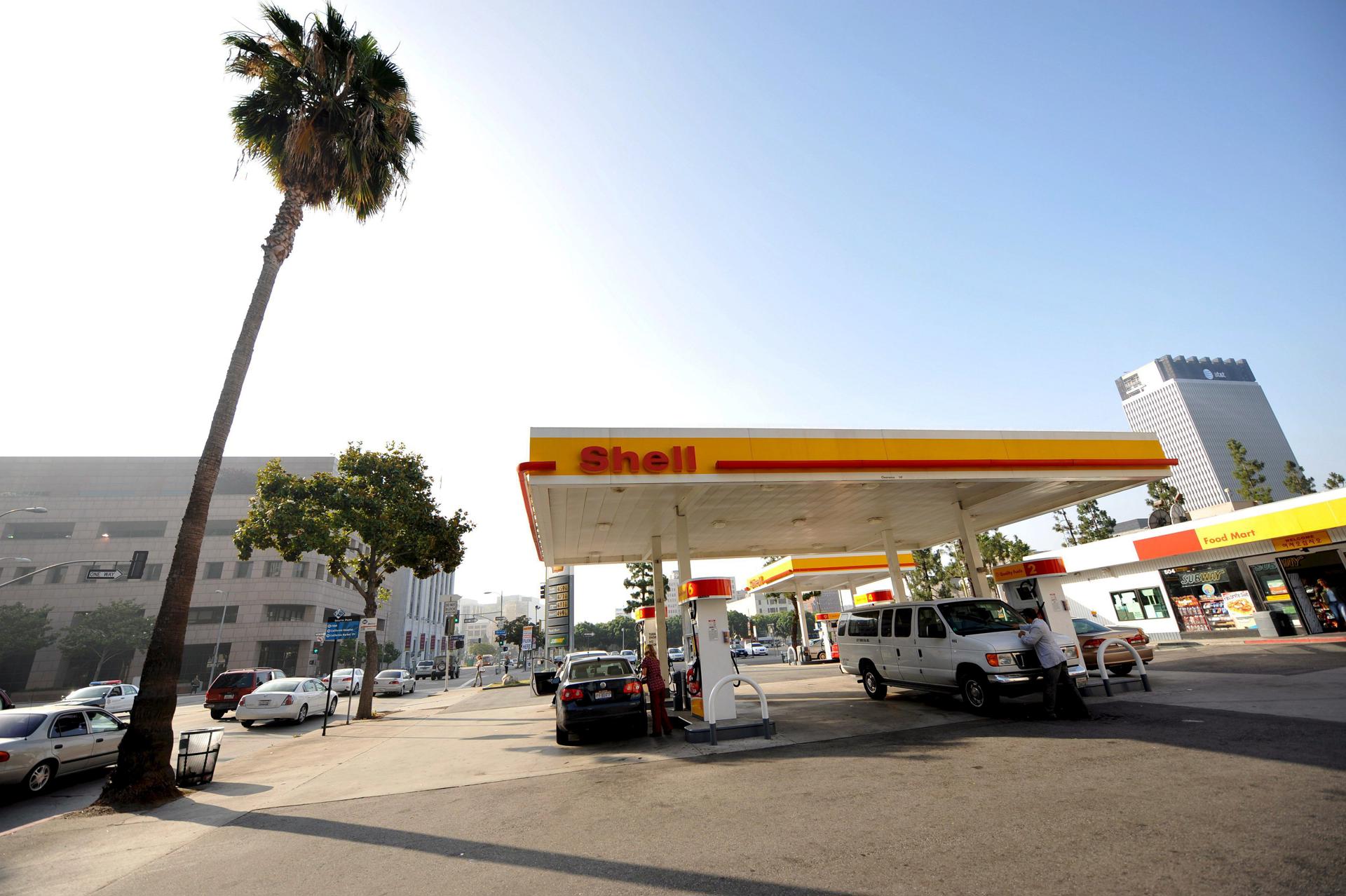 Fotografía de archivo de una estación de suministro de combustibles fósiles en Los Ángeles (California, EE.UU.). EFE/Andrew Gombert