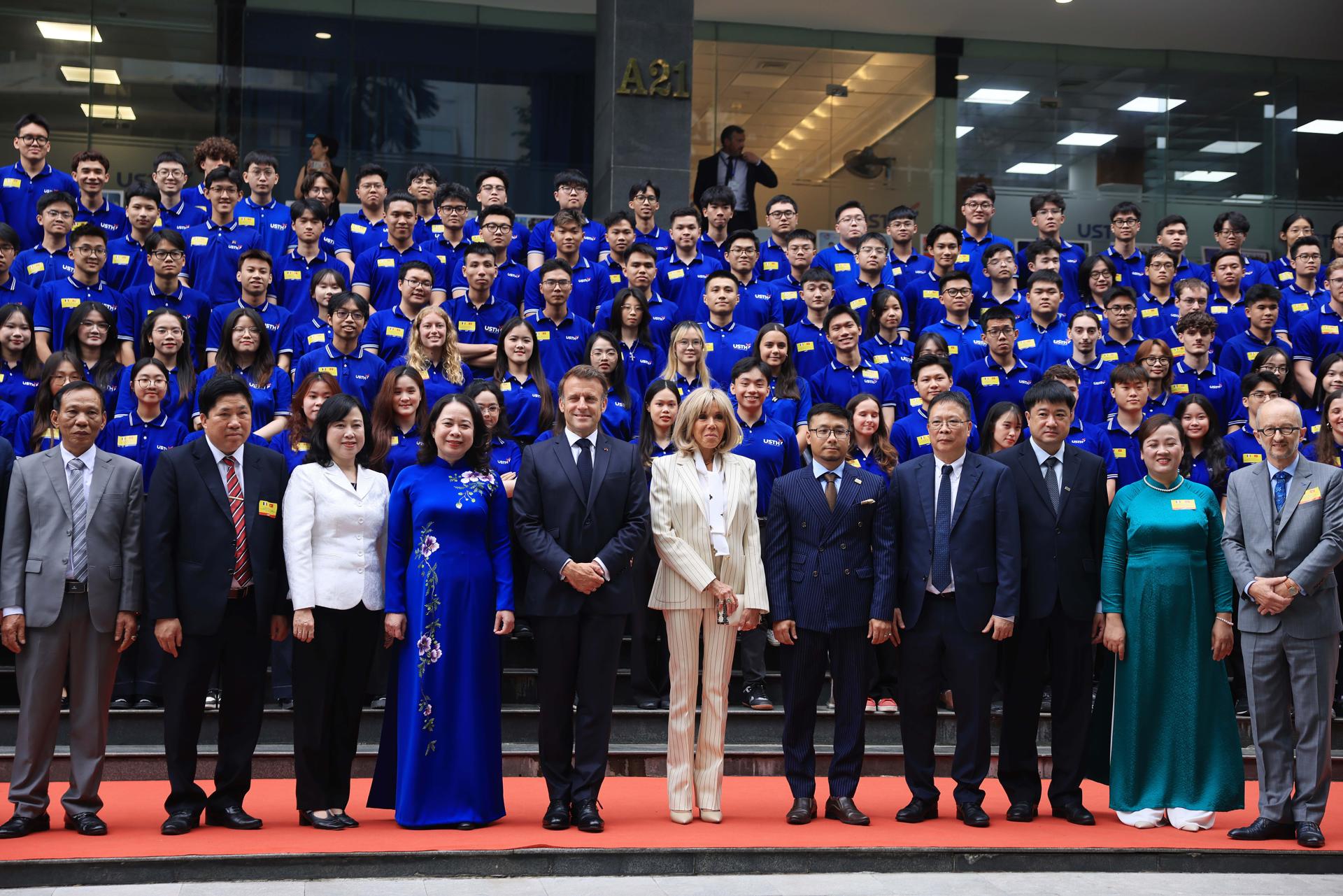 HANOI (Viet Nam), 27/05/2025.- French President Emmanuel Macron (C) and his wife Brigitte Macron (C-R) and Vietnamese Vice President Vo Thi Anh Xuan pose (4-L) for a photo as they visit the University of Science and Technology of Hanoi, in Hanoi, Vietnam, 27 May 2025. Macron is on a state visit to Vietnam from 25 to 27 May 2025 (Francia) EFE/EPA/LUONG THAI LINH