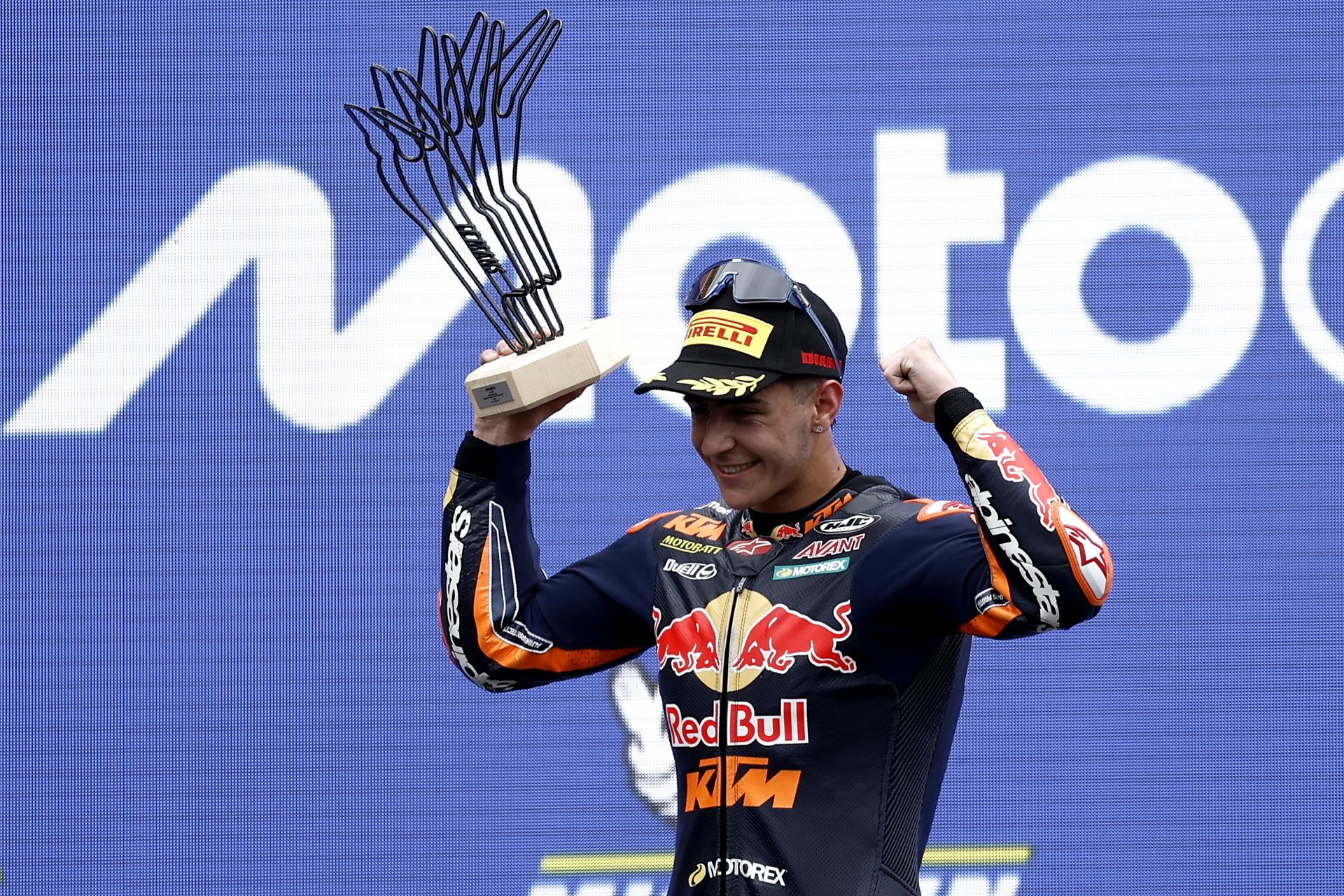 El piloto español José Antonio Rueda, del equipo Red Bull KTM Ajo, celebra en el podio después de ganar la carrera de Moto3 en el Gran Premio de Francia de Motociclismo en Le Mans, Francia. EFE/EPA/CHRISTOPHE PETIT TESSON