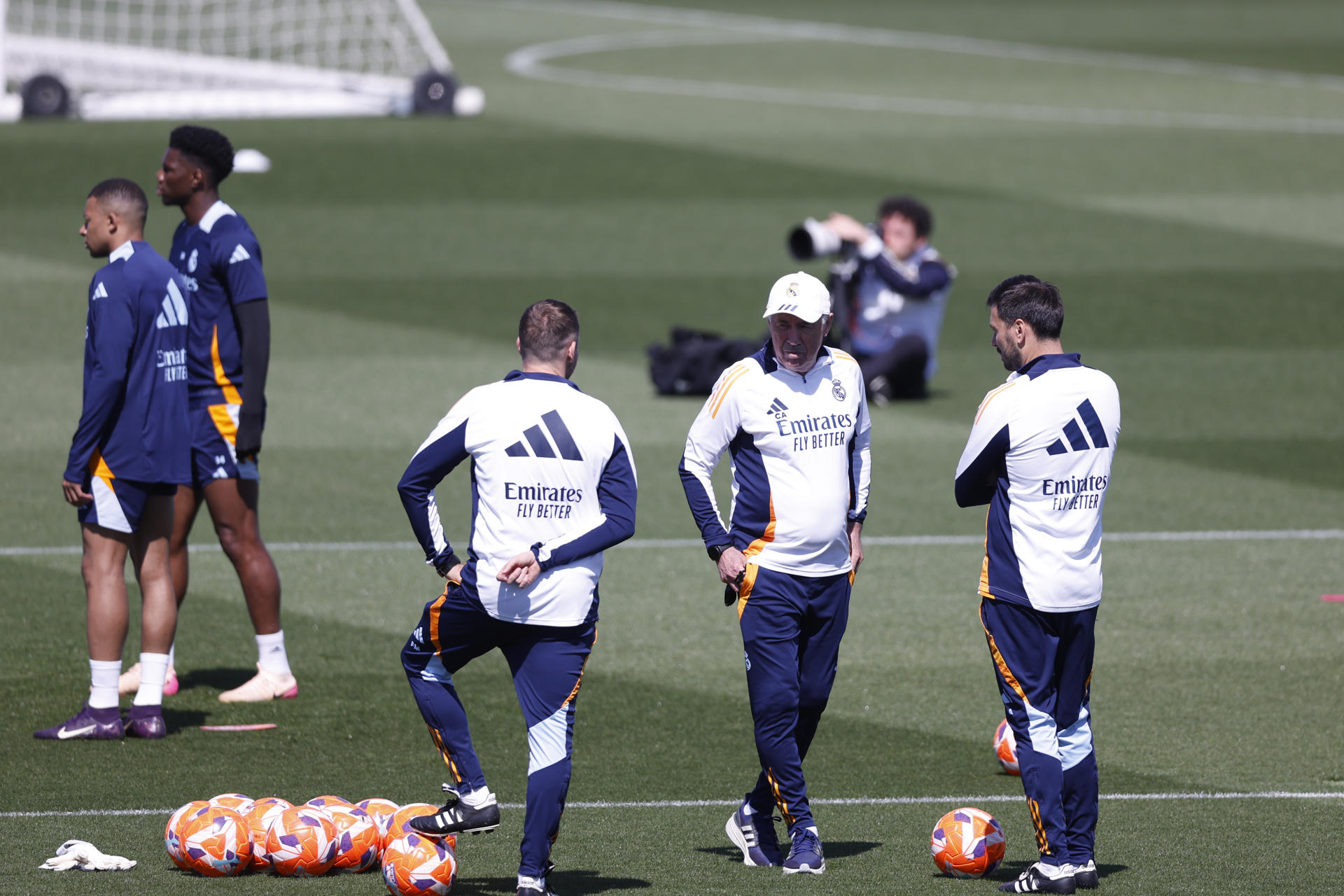 El entrenador del Real Madrid, Carlo Ancelotti, durante el entrenamiento del equipo celebrada en Valdebebas, Madrid este martes antes de su enfrentamiento liguero de mañana contra el Mallorca. EFE/ Javier Lizón