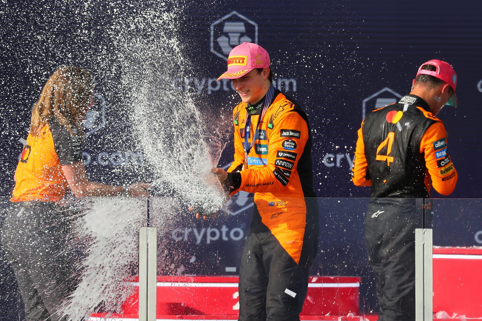 MIAMI GARDENS (United States), 05/05/2025.- El australiano Oscar Piastri (McLaren), que confirmó su candidatura al título al ganar este domingo el Gran Premio de Miami (EEUU), el sexto del Mundial de Fórmula Uno, en el podio del circuito diseñado en torno al Hard Rock Stadium de la citada localidad del estado de Florida junto a su compañero Lando Norris -de espaldas, a la derecha- , que fue segundo. EFE/EPA/CRISTOBAL HERRERA-ULASHKEVICH