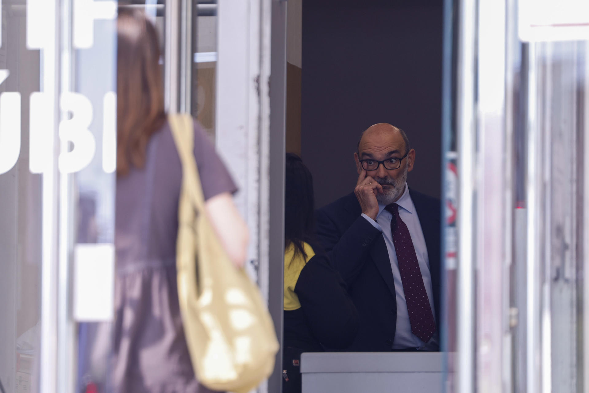 El antiguo máximo responsable de Indra Fernando Abril-Martorell a su llegada este miércoles a los Juzgados de Plaza Castilla, Madrid, donde el juez Juan Carlos Peinado interroga al presidente ejecutivo de Telefónica y expresidente de Indra, Marc Murtra, junto a otros empresarios, en la investigación a la esposa del presidente del Gobierno, Begoña Gómez. EFE/ Javier Lizón