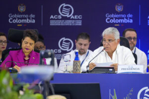 Fotografía cedida por la Cancillería de Colombia que muestra al presidente de Panamá, Jose Raúl Mulino (d), hablando este viernes durante la instalación de la cumbre de jefes de estado de la Asociación de Estados del Caribe (AEC) en Montería (Colombia). EFE/ Cancillería de Colombia