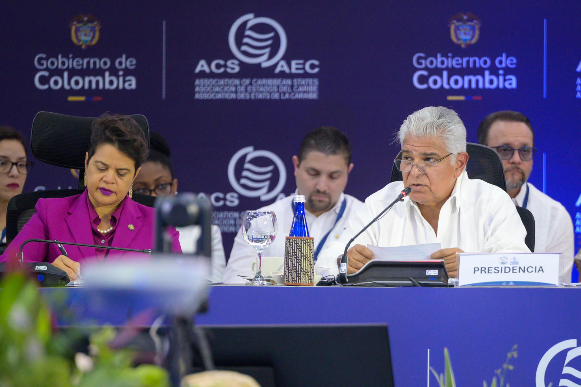 Fotografía cedida por la Cancillería de Colombia que muestra al presidente de Panamá, Jose Raúl Mulino (d), hablando este viernes durante la instalación de la cumbre de jefes de estado de la Asociación de Estados del Caribe (AEC) en Montería (Colombia). EFE/ Cancillería de Colombia