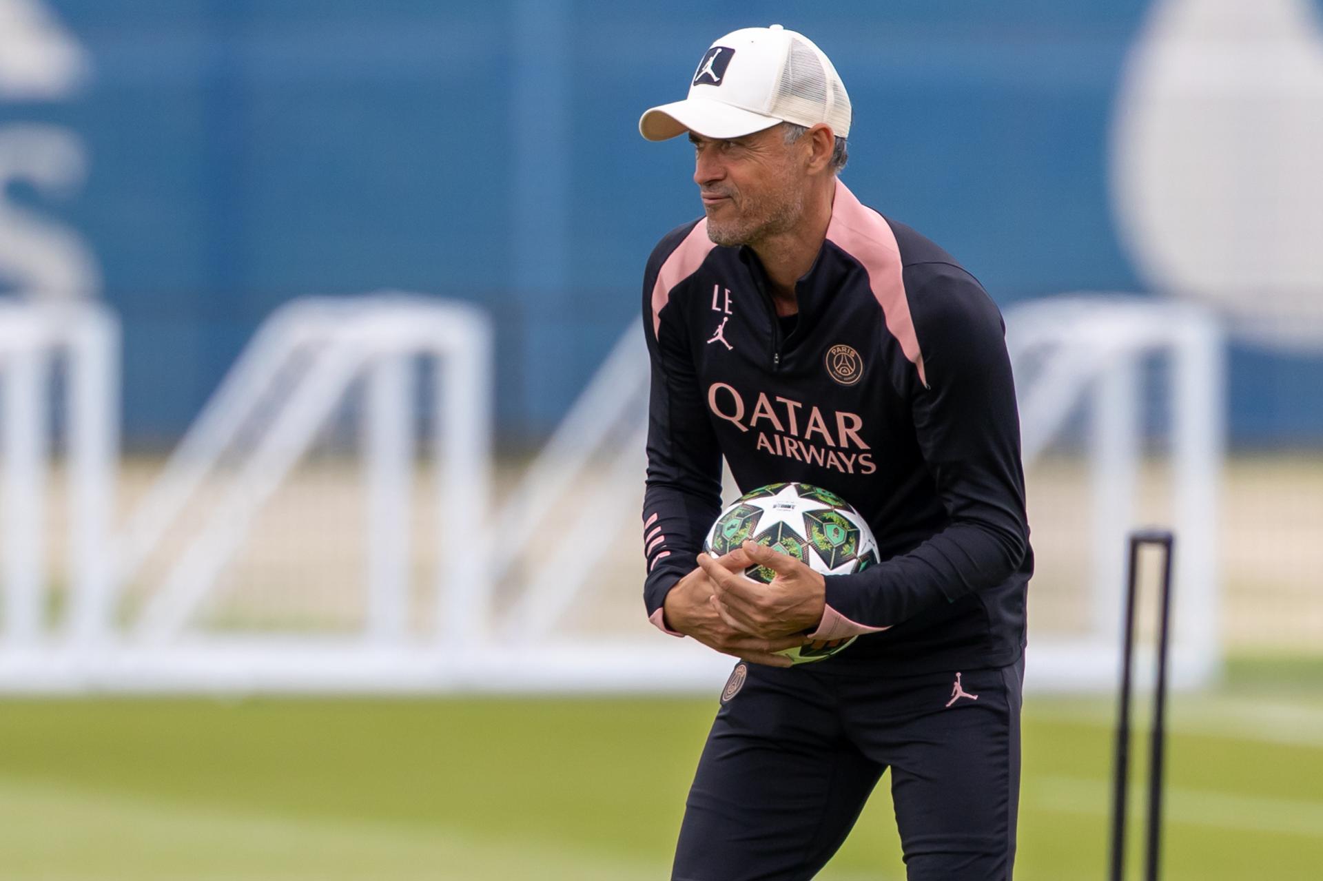 El entrenador del PSG, Luis Enrique, durante el entrenaiento de este miércoles. EFE/EPA/CHRISTOPHE PETIT TESSON