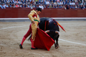 El diestro Morante de la Puebla durante la corrida de la prensa de la Feria de San Isidro, con reses de Garcigrande, este miércoles en la Plaza de Toros de Las Ventas, en Madrid. EFE/ Juanjo Martín