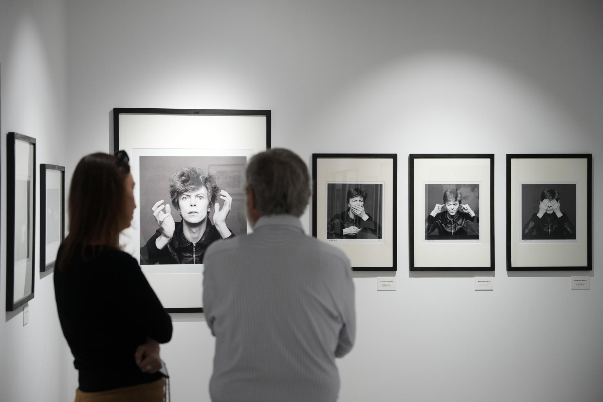 La galería Fotonostrum presenta la exposición 'Bowie x Sukita', que incluye 70 fotografías de David Bowie del reconocido fotógrafo japonés Masayoshi Sukita. EFE/Alejandro García