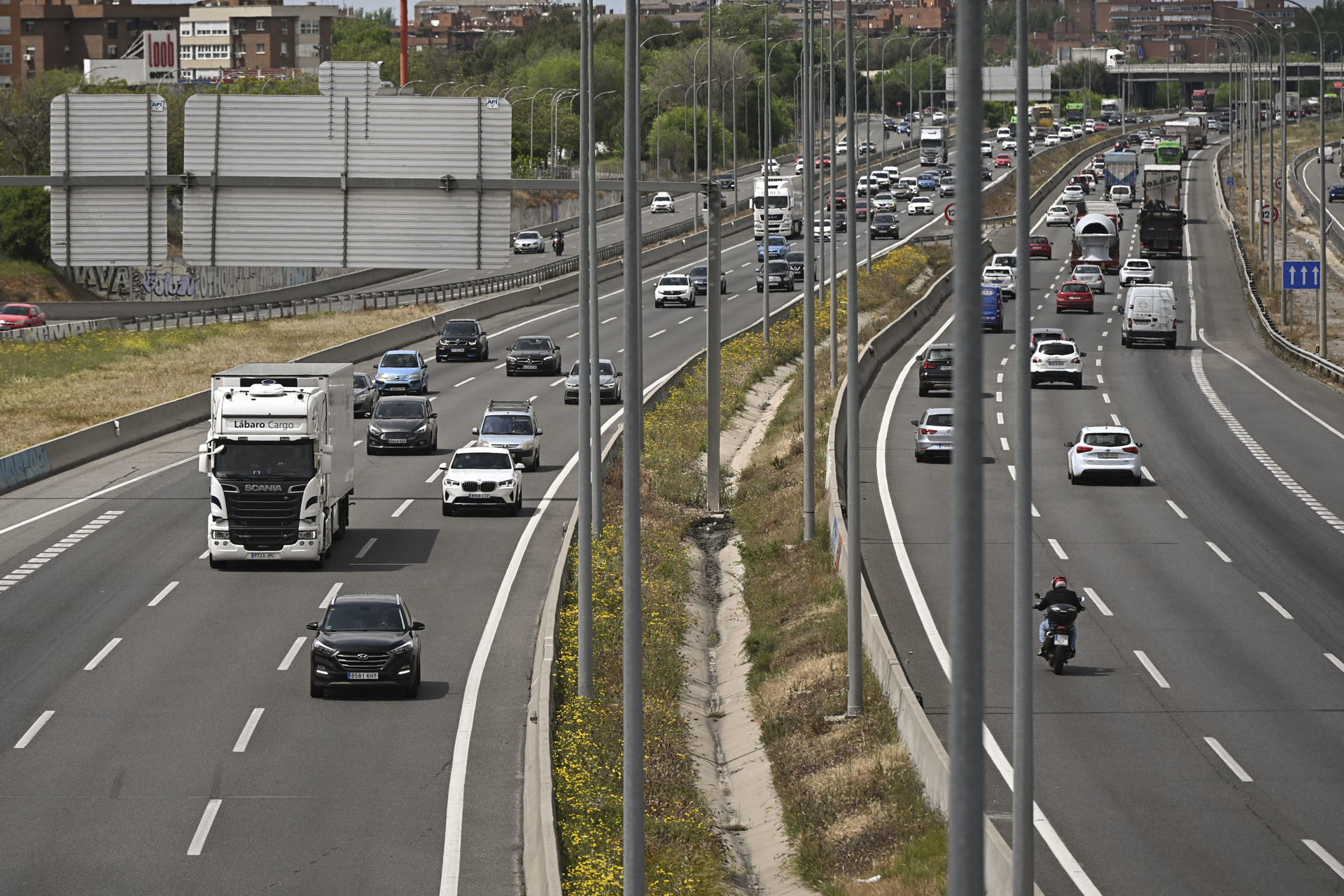 Vista de la salida de Madrid por la A1 a la altura de Torrejón este miércoles. A pocas horas de comenzar la operación especial de tráfico con motivo del puente del 1 de mayo, y en el segundo día tras el apagón eléctrico en la península, las carreteras registran algunas dificultades enmarcadas en la normalidad, con circulación lenta en Madrid, la zona de Levante y Andalucía. -EFE/ Fernando Villar