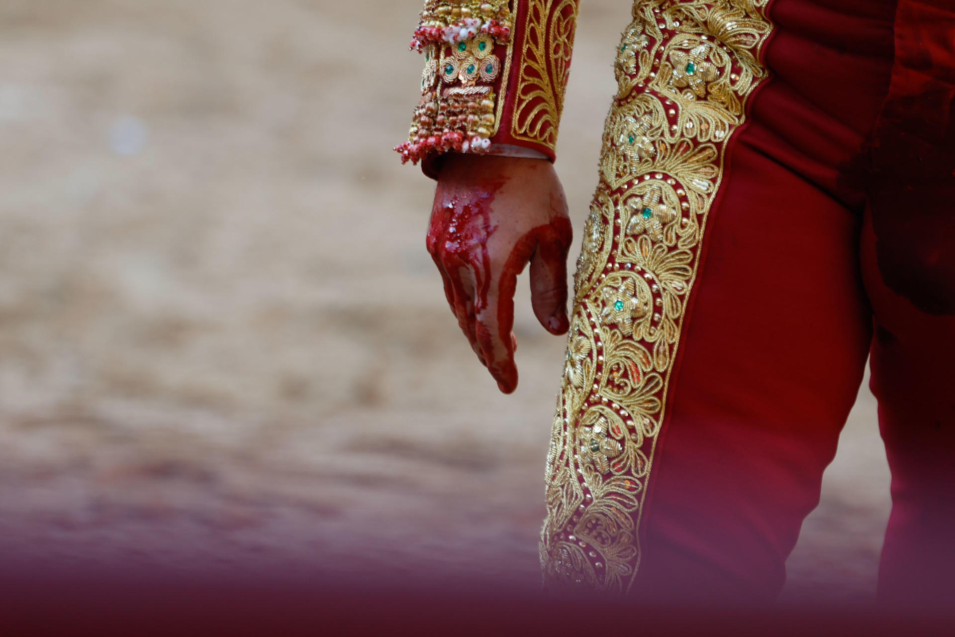 Detalle de la mano del diestro Morante de la Puebla durante la corrida de la prensa de la Feria de San Isidro, con reses de Garcigrande, este miércoles en la Plaza de Toros de Las Ventas, en Madrid. EFE/ Juanjo Martín