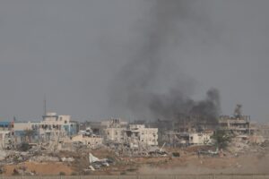 El humo se eleva de los edificios en ruinas en la Franja de Gaza, visto desde cerca de la frontera con el enclave palestino, en el sur de Israel, el 19 de mayo de 2025. EFE/EPA/ABIR SULTAN