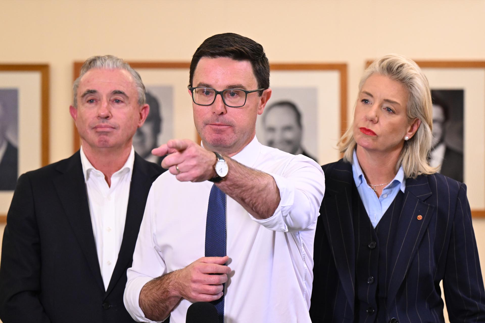El líder del Partido Nacional de Australia, David Littleproud (c), durante la conferencia para anunciar la ruptura de la coalición conservadora.
EFE/EPA/LUKAS COCH AUSTRALIA AND NEW ZEALAND OUT