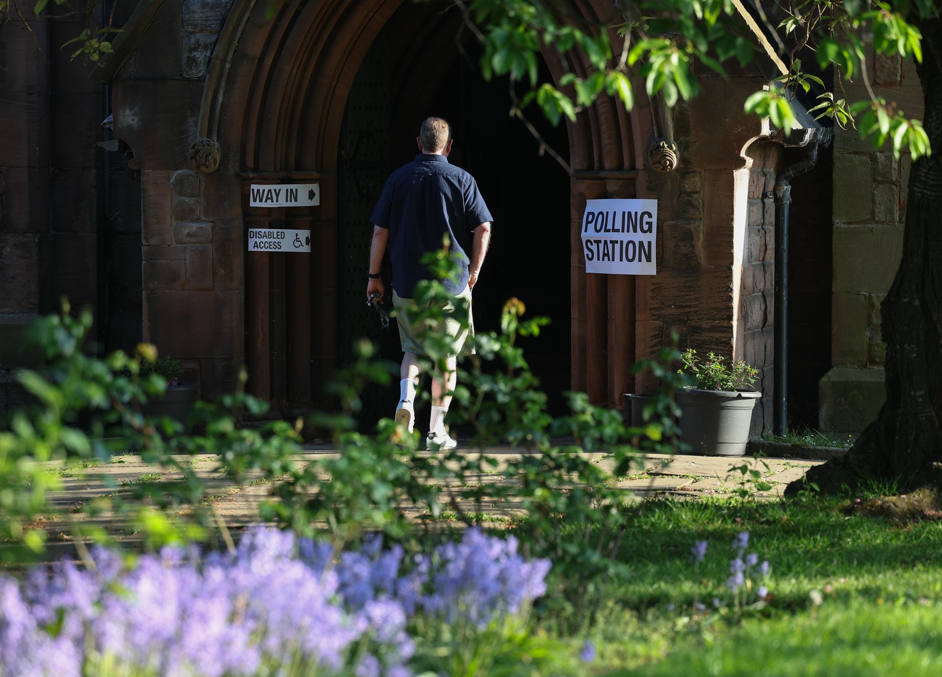 Una persona entra en un colegio electoral en Runcorn, Gran Bretaña, el 1 de mayo de 2025. EFE/EPA/ADAM VAUGHAN
```