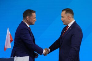 Los candidatos a las presidenciales de Polonia, Rafal Trzaskowski (izquierda) y Karol Nawrocki, en el debate que mantuvieron el 23 de mayo. EFE/EPA/PAWEL SUPERNAK POLAND OUT