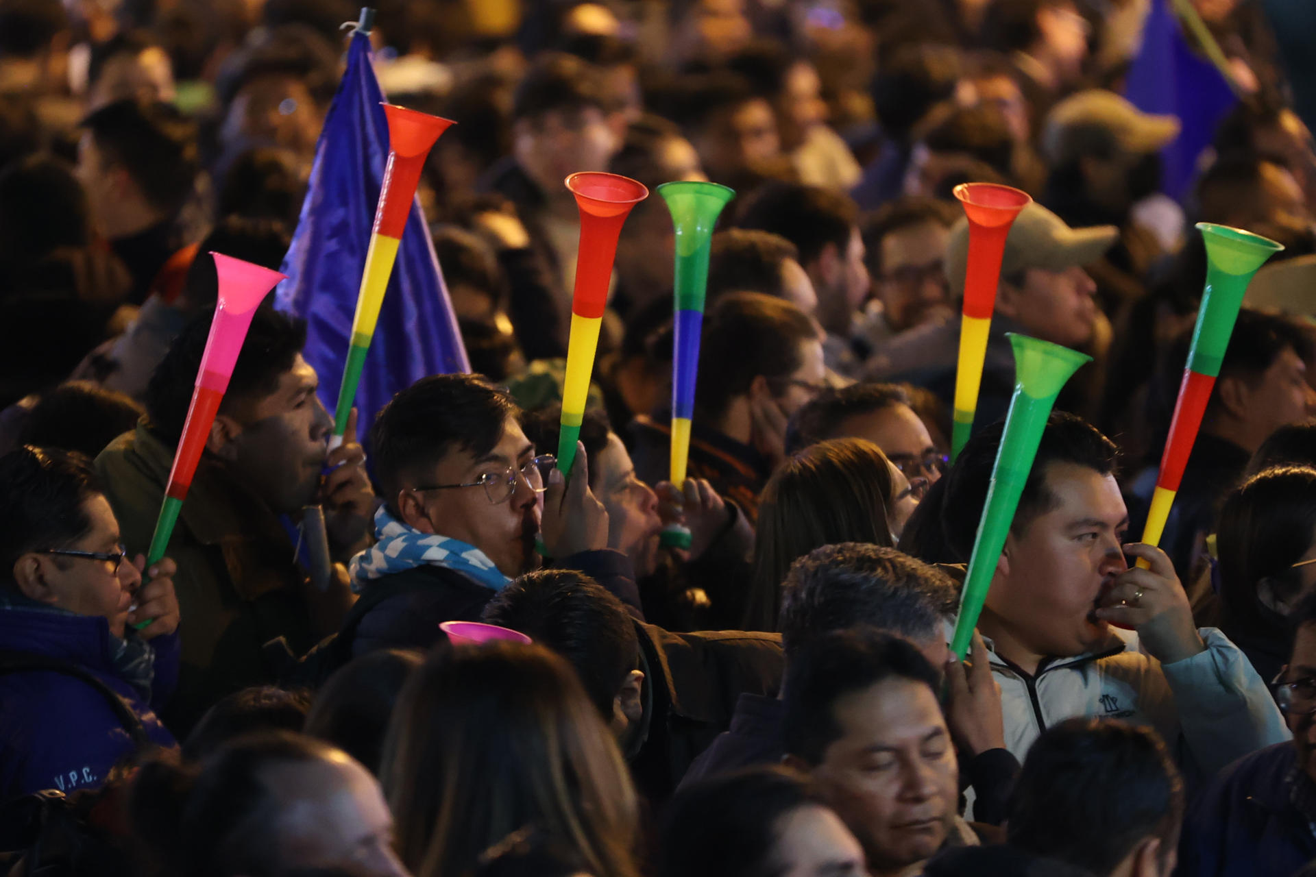 Simpatizantes del presidente de Bolivia, Luis Arce, se reúnen este miércoles, en la Plaza Murillo en La Paz (Ecuador). EFE/Luis Gandarillas