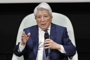 El productor y distribuidor Enrique Cerezo atiende a los medios de comunicación por el reconocimiento que le tributa la Academia de cine, la entrega de su Medalla de Oro 2025 este martes en un acto celebrado en Madrid. EFE/ Sergio Pérez