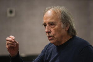El cantante y compositor español Joan Manuel Serrat habla durante una entrevista este lunes, en la Ciudad de Guatemala (Guatemala). EFE/ Mariano Macz