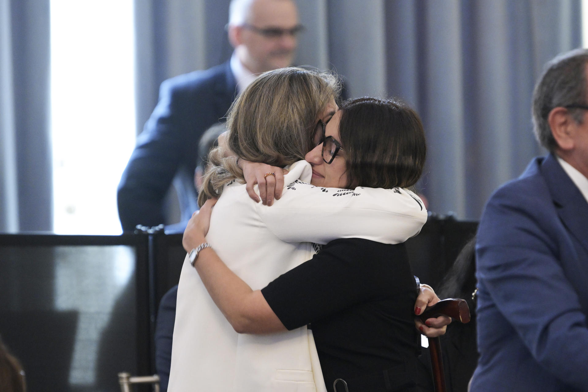 La canciller de Colombia, Laura Sarabia, (der.) felicita a la diplomática Laura Gil tras su elección como secretaria general adjunta de la Organización de los Estados Americanos (OEA) este lunes en Washington (Estados Unidos). EFE/ Lenin Nolly