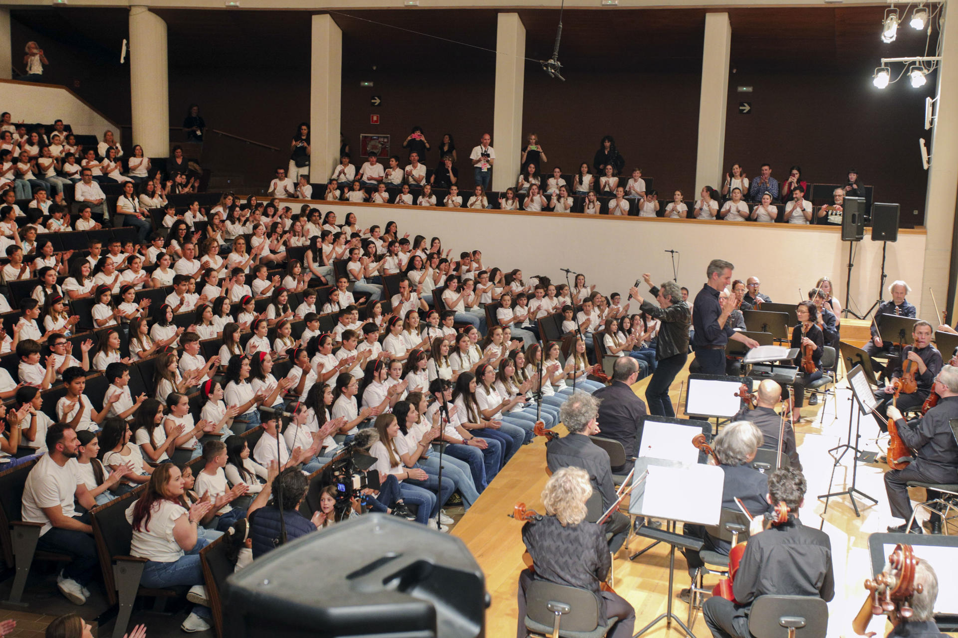 El cantante granadino Miguel Rios durante la grabación del Himno a la Alegría con un coro de 1400 niños y la Orquesta Ciudad de Granada hoy miércoles en el auditorio Manuel de Falla de Granada. EFE/Pepe Torres.
