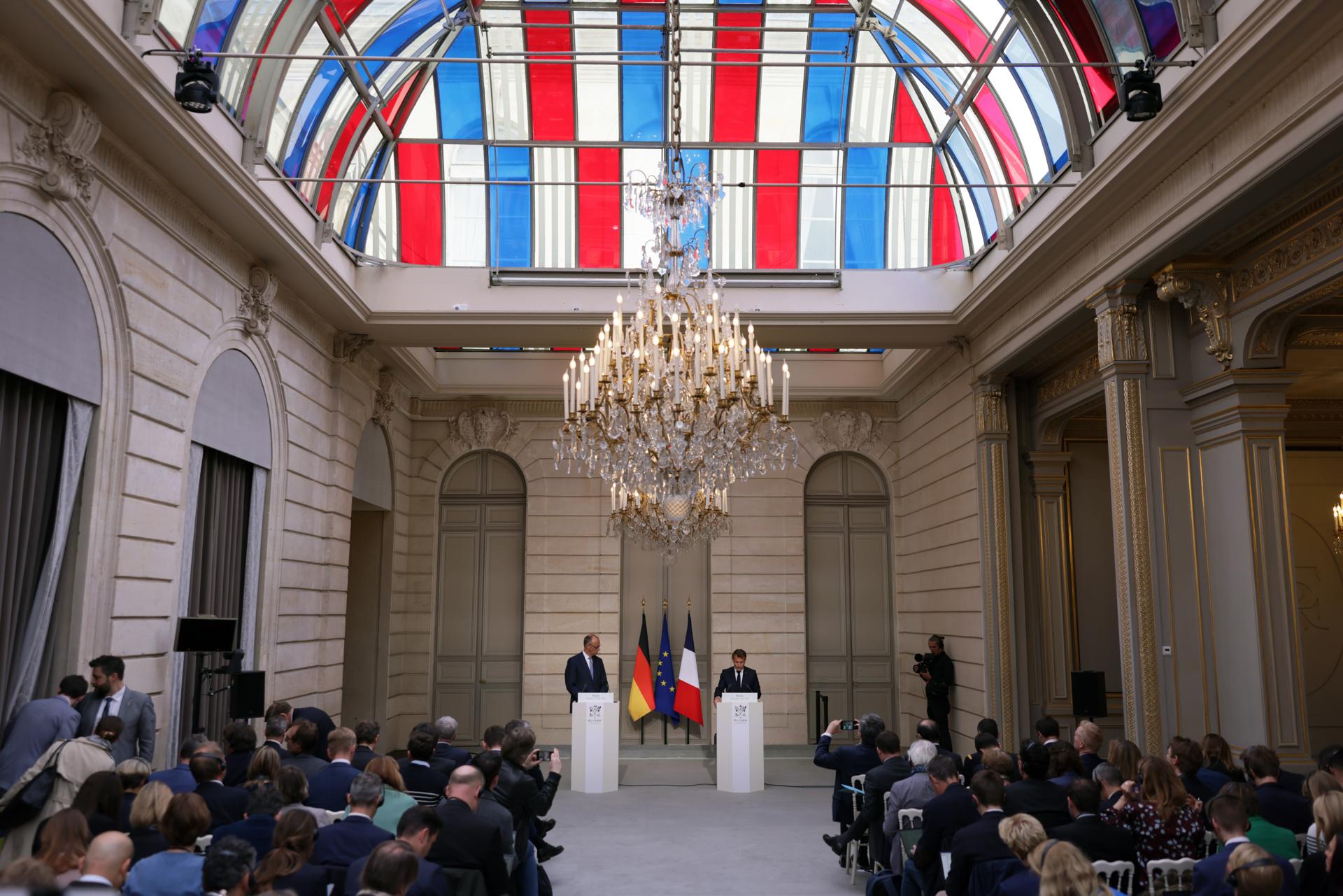 El presidente francés Emmanuel Macron (D) y el canciller alemán Friedrich Merz (I) asisten a una conferencia de prensa después de su reunión en el Palacio del Elíseo en París, Francia, el 07 de mayo de 2025. El canciller alemán visita Francia y Polonia al día siguiente de su elección. (Francia, Alemania, Polonia) EFE/EPA/HANNIBAL HANSCHKE