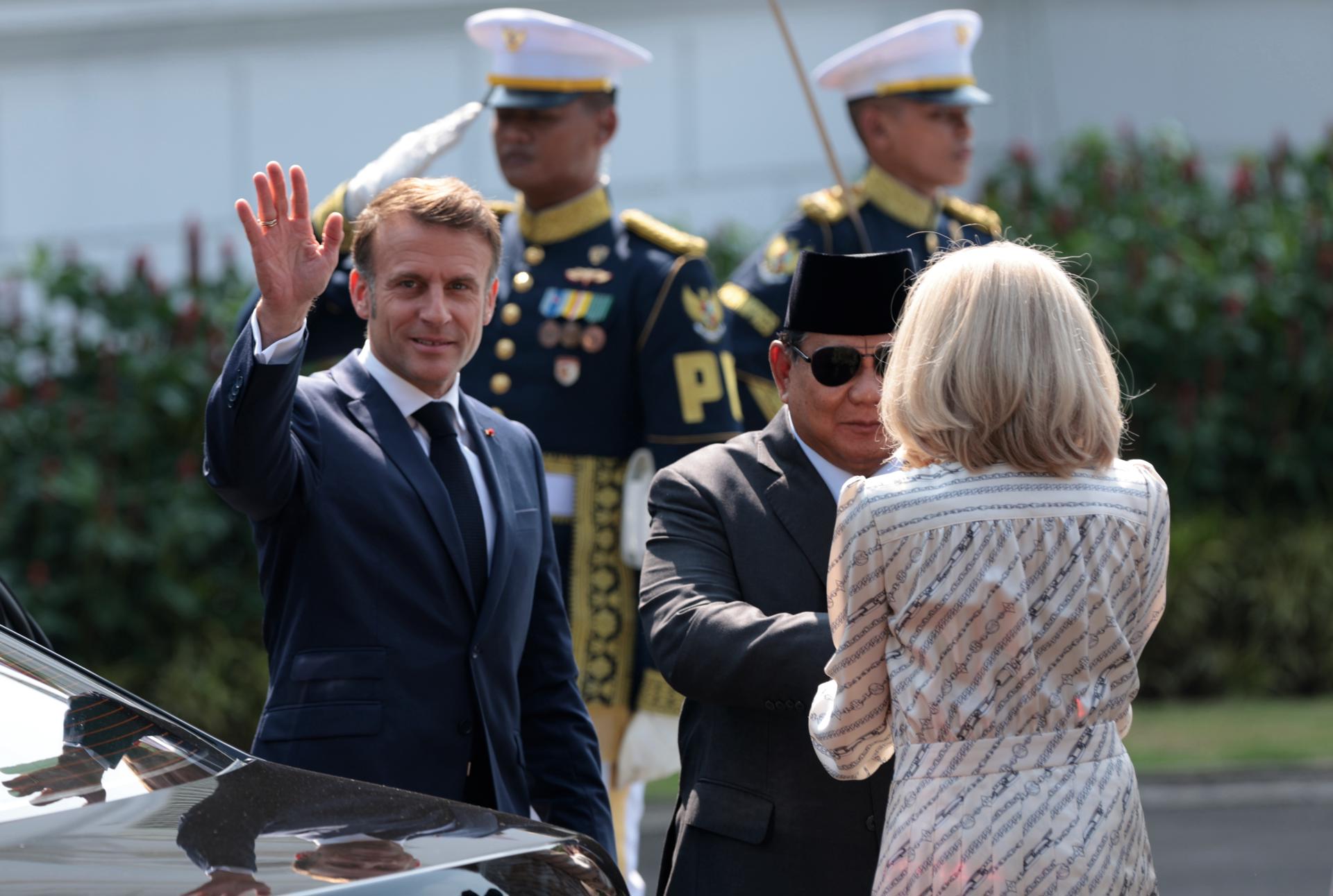 El presidente de Francia, Emmanuel Macron, saluda a la prensa en Yakarta junto a su homólogo indonesio, Prabowo Subianto.
EFE/EPA/ADI WEDA