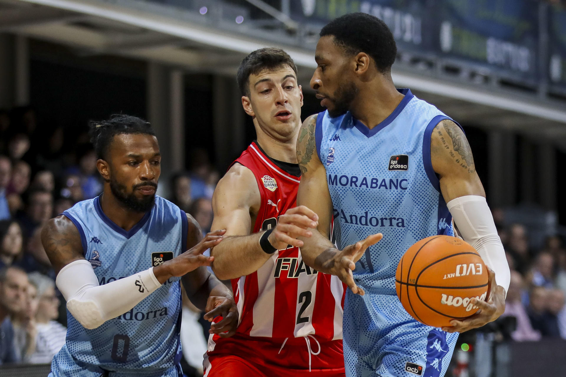 El alero nigeriano de Morabanc Andorra, Stan Okoye (d), con el balón ante la defensa del escolta argentino de Basquet Girona, Maxi Fjellerup, durante el partido correspondiente a la trigésimo primera jornada de la Liga Endesa disputado este sábado en el Polideportivo Toni Martí. EFE / Fernando Galindo.