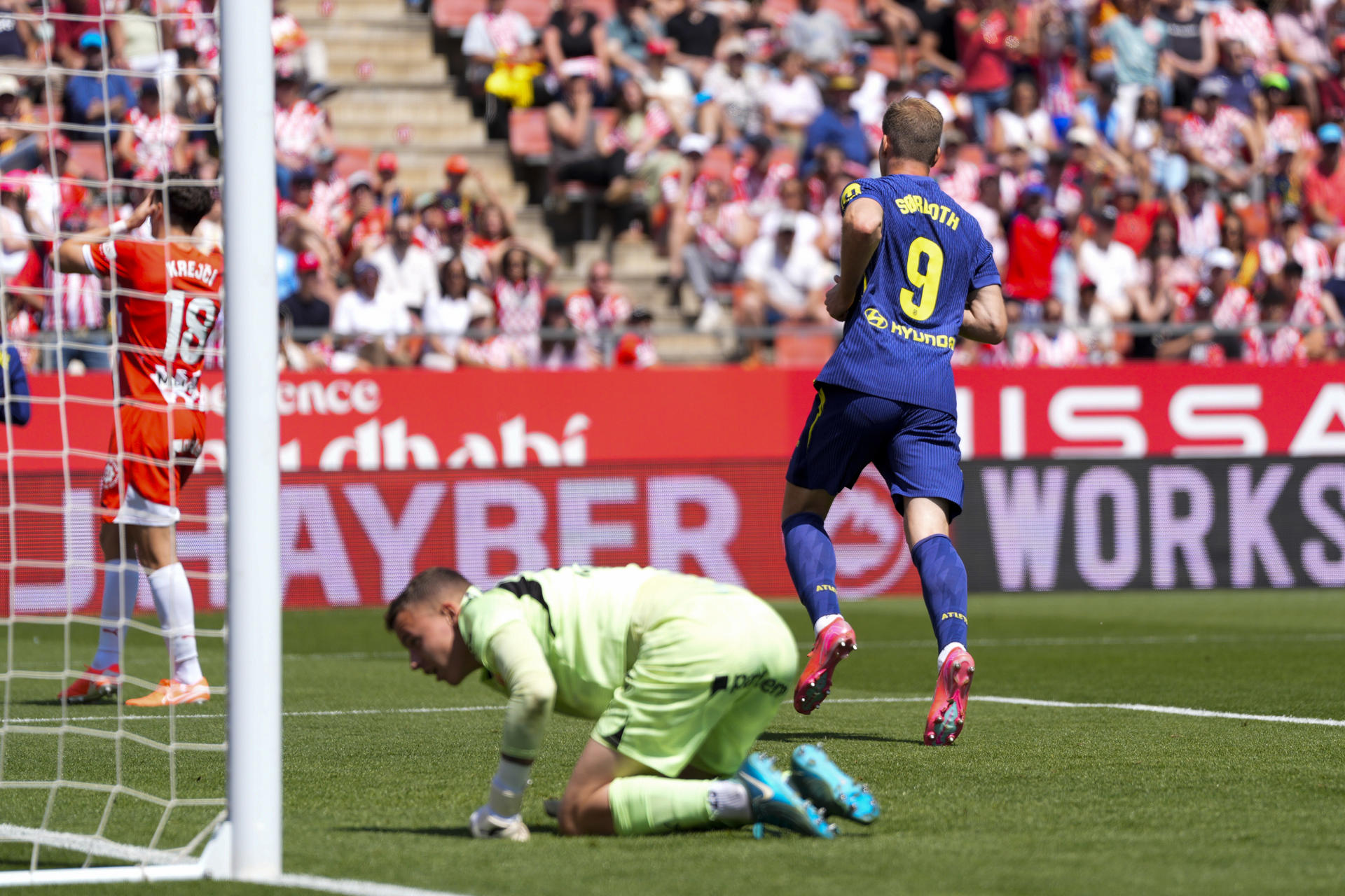El delantero del Atlético de Madrid Alexander Sorloth (d)  celebra su gol ante el Girona, durante el partido de Liga que Girona y Atlético de Madrid disputaron en el estadio municial de Moltilivi. EFE/Siu Wu