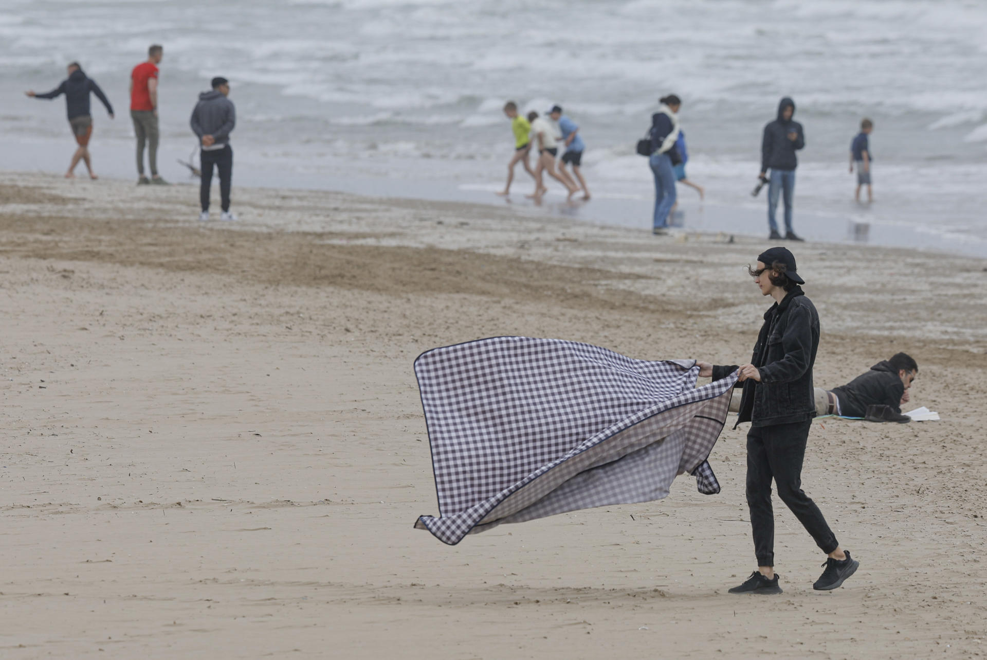 Un hombre se da un baño en una playa de Valencia, este jueves. .EFE/ Kai Fösterling