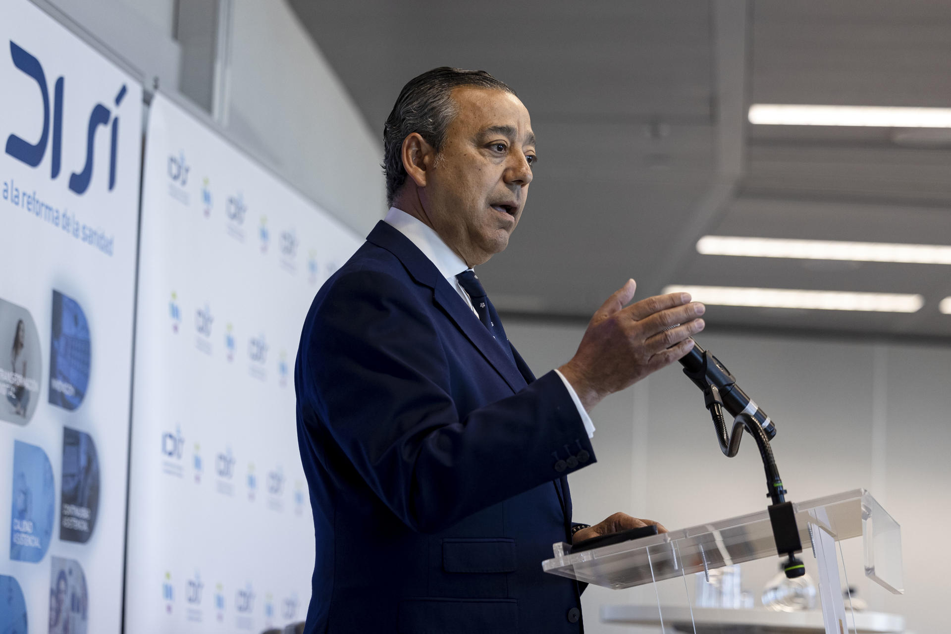 Óscar Castro Reino, presidente del Consejo General de Dentistas de España, interviene en la presentación del informe "Observatorio de salud bucodental", del Instituto para el Desarrollo e Integración de la Sanidad (Fundación IDIS), que analiza el abordaje de la atención odontológica en España y que muestra que el gasto sanitario público en este ámbito, este martes en Madrid. EFE/ Daniel Gonzalez