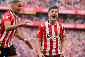 El centrocampista del Athletic Club Mikel Jauregizar (d) celebra un gol en San Mamés. EFE/ Luis Tejido