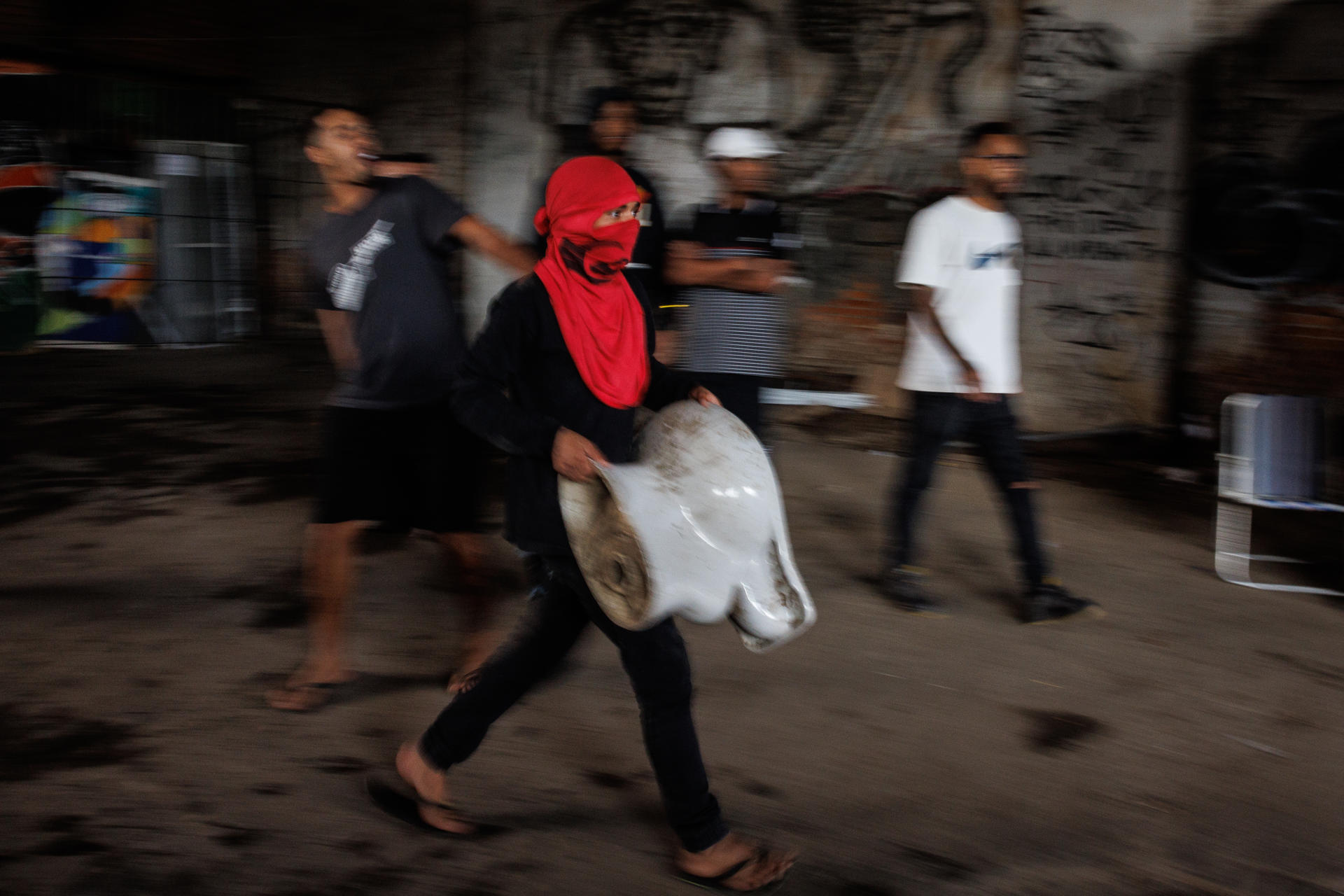 Habitantes de la favela Moinho participan en una manifestación este martes, en Sao Paulo (Brasil). EFE/ Isaac Fontana