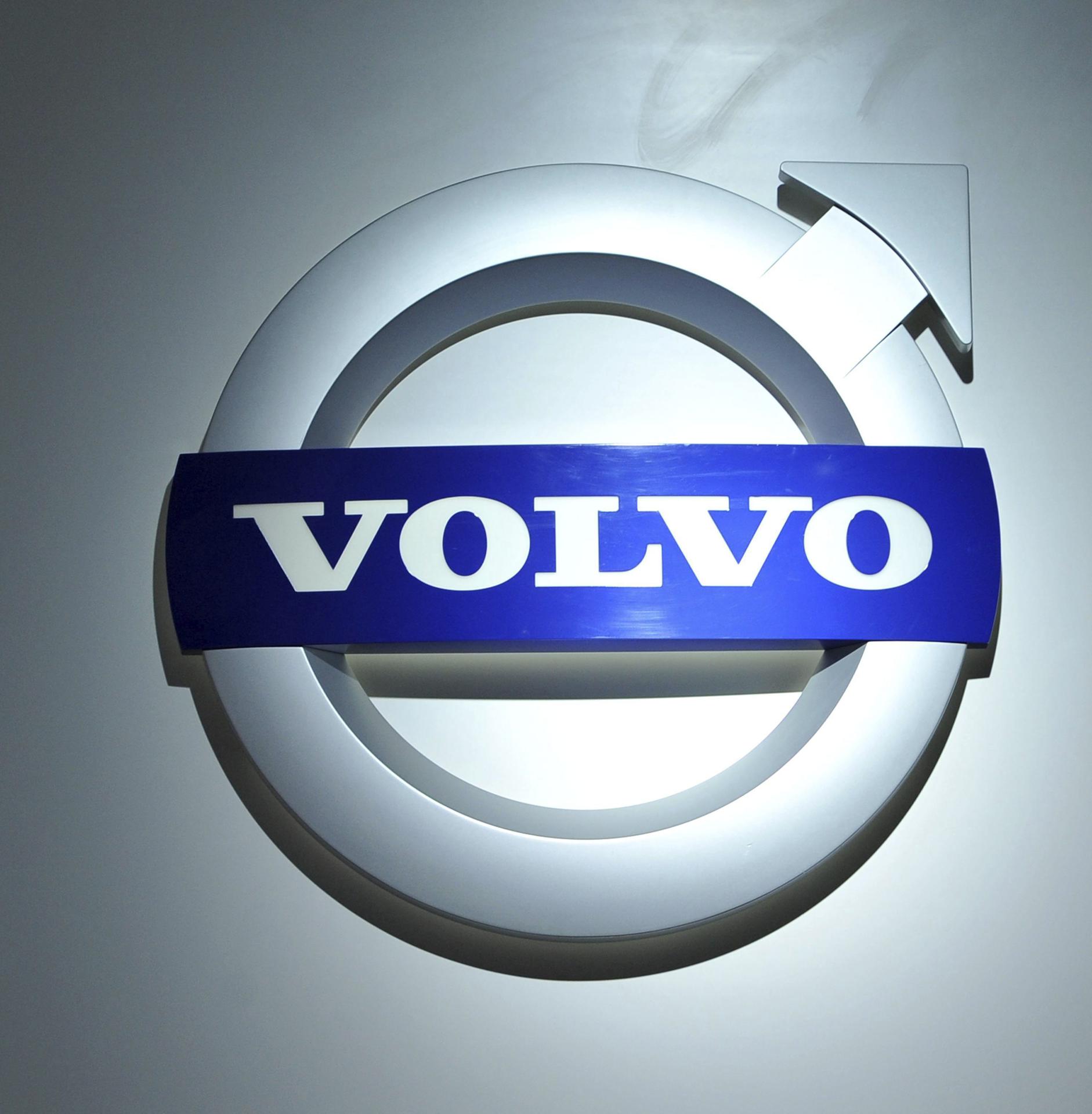 Fotografía de archivo que muestra el logotipo de Volvo. EFE/Jason Szenes