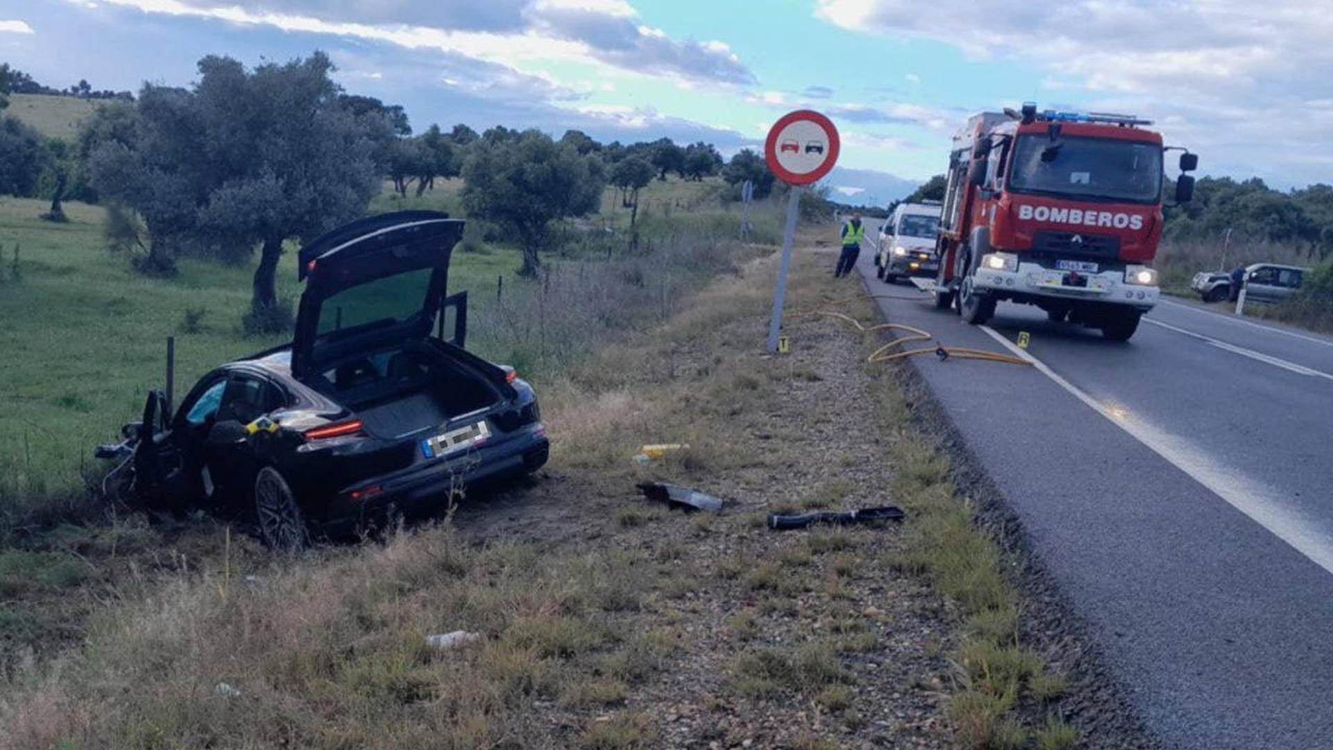 Dos mujeres y dos hombres han fallecido y otro varón ha resultado herido de carácter menos grave tras una colisión frontal entre dos turismos, este viernes, en la carretera N-630, en el término municipal de Plasencia (Cáceres), han informado la Guardia Civil y el Centro Coordinador de Emergencias 112 de Extremadura. EFE/ Servicio de Bomberos de la Diputación de Cáceres (SEPEI) / SOLO USO EDITORIAL SOLO DISPONIBLE PARA ILUSTRAR LA NOTICIA QUE ACOMPAÑA (CRÉDITO OBLIGATORIO)