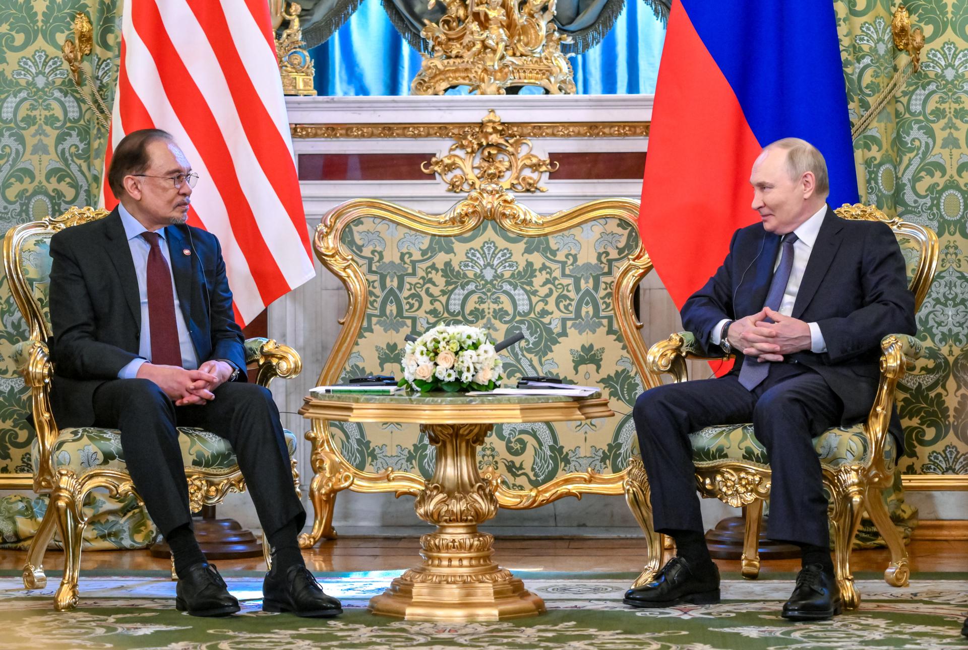 El Primer Ministro de Malasia, Anwar Ibrahim (I), y el Presidente de Rusia, Vladimir Putin, asisten a una reunión en el Kremlin de Moscú, Rusia, el 14 de mayo de 2025. El Primer Ministro de Malasia está en una visita oficial a Moscú. (Malasia, Rusia, Moscú) EFE/EPA/KRISTINA KORMILITSYNA / SPUTNIK / KREMLIN POOL CRÉDITO OBLIGATORIO