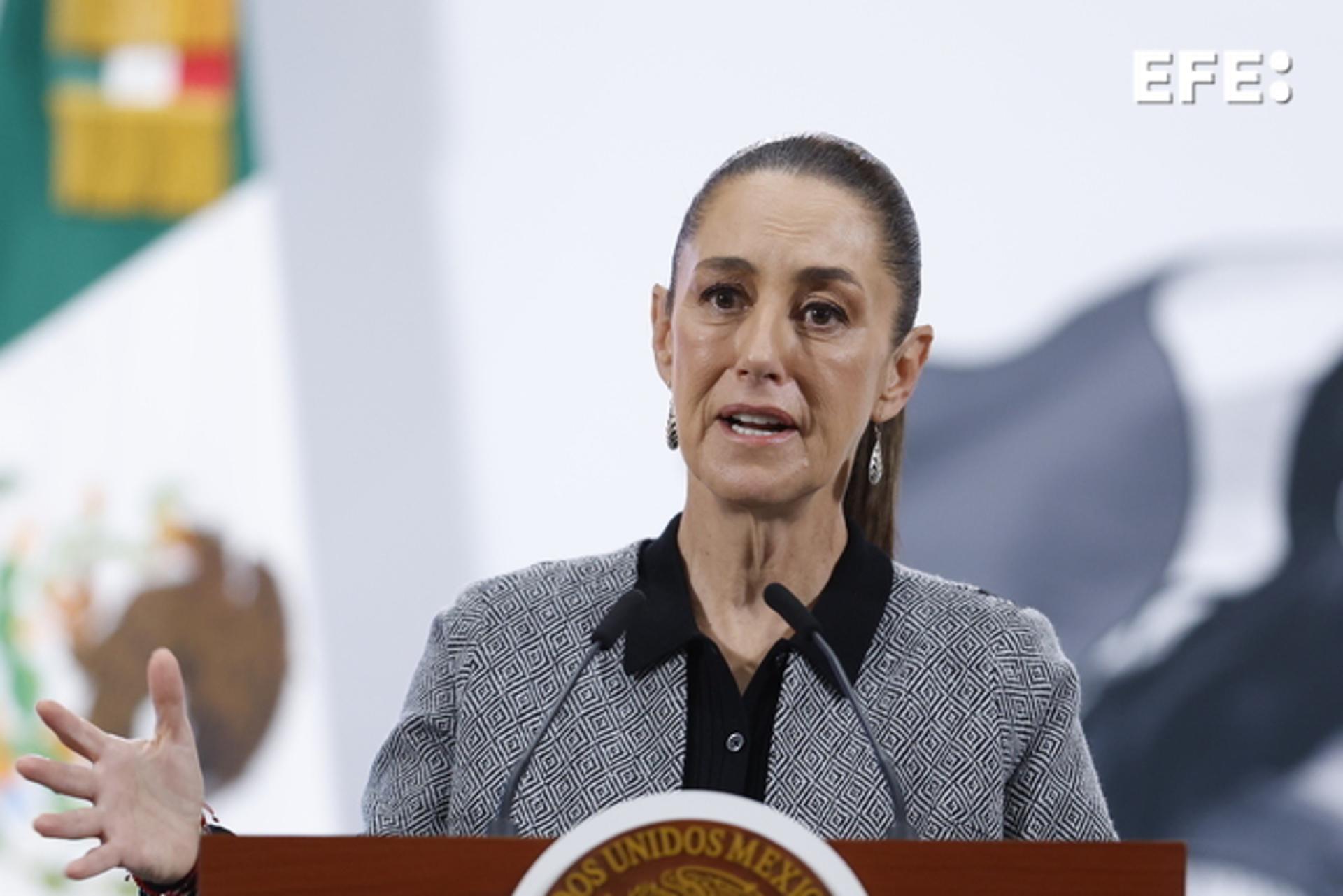 La presidenta de México, Claudia Sheinbaum, habla durante una rueda de prensa este miércoles, en Palacio Nacional de la Ciudad de México (México). EFE/Sáshenka Gutiérrez