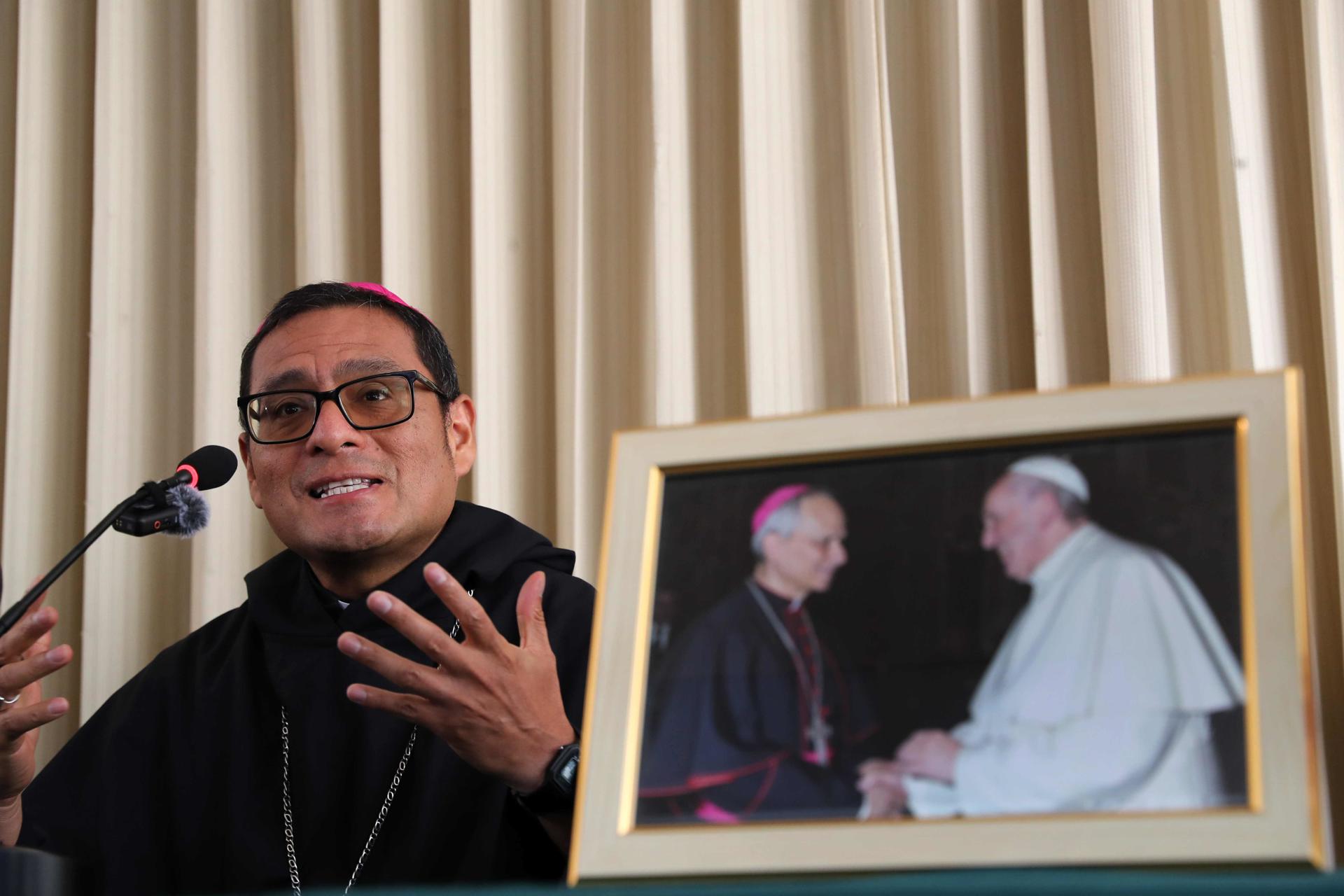 El obispo de Chiclayo, monseñor Edinson Farfán Córdova, habla este viernes, durante una rueda de prensa en Chiclayo (Perú). EFE/ Paolo Aguilar