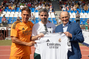 Tuvo lugar la entrega de placas conmemorativas por parte de AFE, entre otros a la Asociación de Exjugadores del Real Madrid, recogida por Martín Vázquez (i). EFE/ AFE