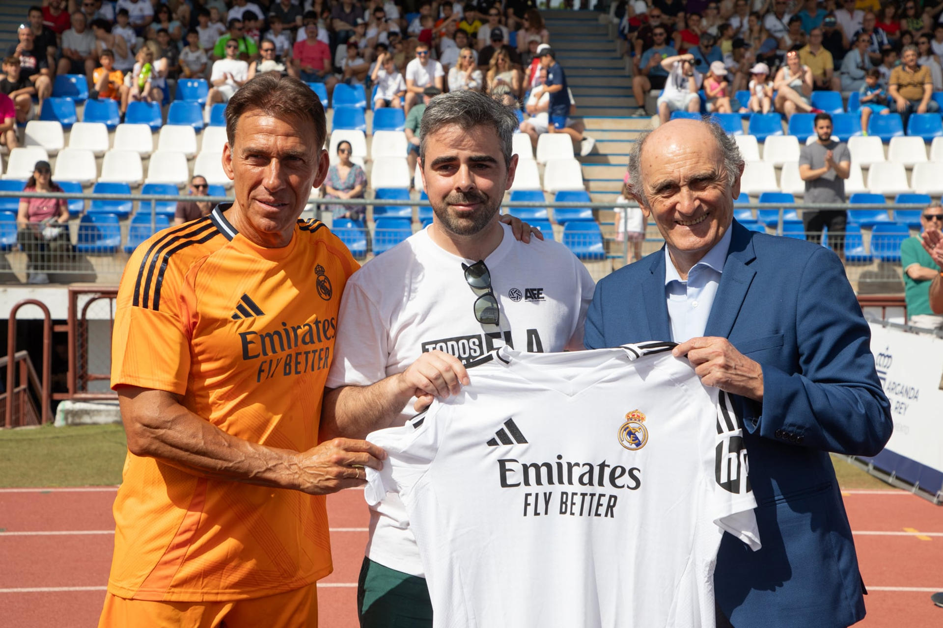 Tuvo lugar la entrega de placas conmemorativas por parte de AFE, entre otros a la Asociación de Exjugadores del Real Madrid, recogida por Martín Vázquez (i). EFE/ AFE