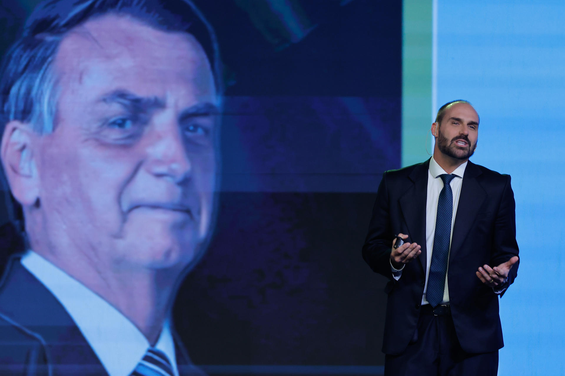 Imagen de archivo de Eduardo Bolsonaro (d), hijo del expresidente de Brasil Jair Bolsonaro. EFE/ Juan Ignacio Roncoroni
